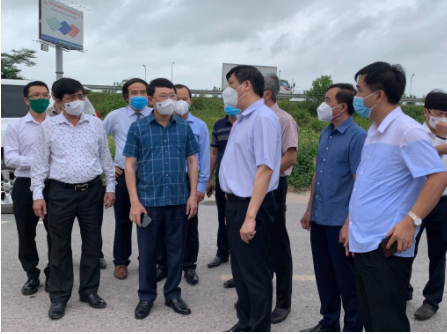 Bộ trưởng Nguyễn Thanh Long và đoàn công tác khảo sát thực tế công tác phòng chống dịch tại KCB Quang Châu. Ảnh: VGP/Hiền Minh