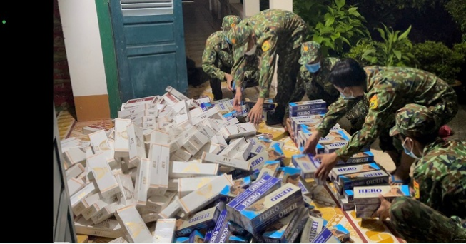 Cán bộ chiến sĩ Biên phòng tỉnh An Giang đang kiểm đếm số thuốc lá nhập lậu do các đối tượng bỏ lại
