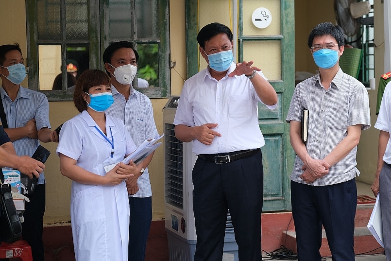 Thứ trưởng Bộ Y tế Đỗ Xuân Tuyên trong một chuyến khảo sát công tác phòng chống dịch tại địa phương