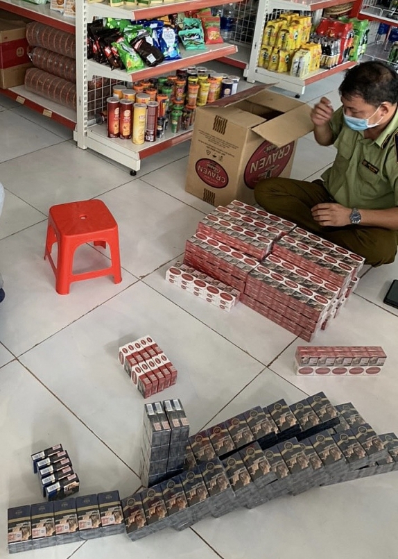 Lực lượng chức năng tỉnh Bình Phước kiểm tra 06 cơ sở bán lẻ thu giữ trên 1.500 bao thuốc lá điếu giả mạo nhãn hiệu. (Ảnh: Cục QLTT Bình Phước)