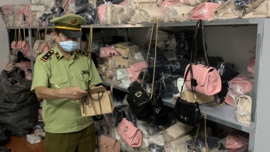 Hải Dương: Thu giữ hơn 300 sản phẩm túi xách, ví nữ nghi giả mạo