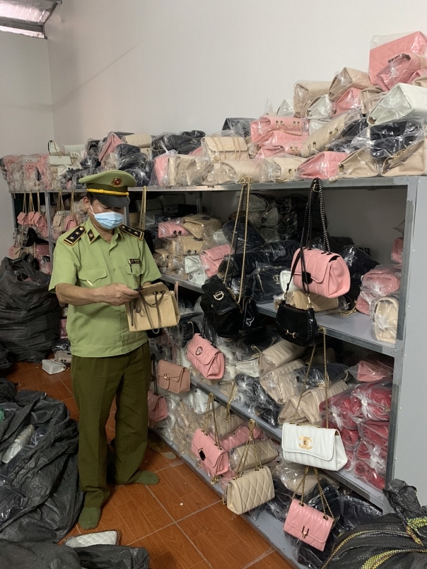 Hải Dương: Thu giữ hơn 300 sản phẩm túi xách, ví nữ nghi giả mạo