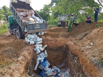 Quảng Bình: Tiêu hủy gần 2.000kg thực phẩm đông lạnh các loại