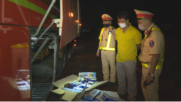 Đắk Lắk: Bắt xe khách chở 1.200 gói thuốc lá nhập lậu