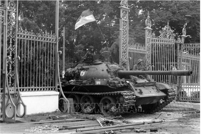 Phóng viên TTXVN Trần Mai Hưởng có mặt kịp thời và chụp được bức ảnh xe tăng Quân giải phóng tiến vào Dinh Độc Lập, trưa 30/4/1975, đánh dấu thắng lợi trọn vẹn của chiến dịch Hồ Chí Minh lịch sử, đỉnh cao của cuộc Tổng tiến công và nổi dậy mùa Xuân năm 1975, kết thúc vẻ vang cuộc kháng chiến chống Mỹ cứu nước kéo dài hơn hai thập niên (1954 - 1975), giải phóng hoàn toàn miền Nam, thống nhất đất nước. Ảnh: Trần Mai Hưởng/TTXVN.