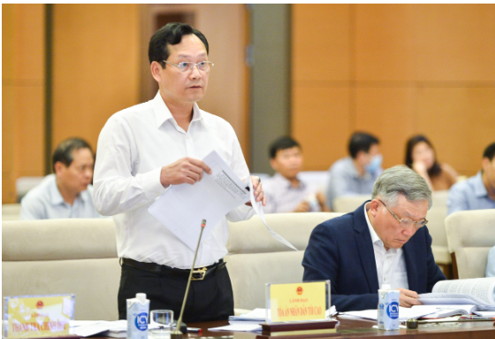 Phó Chánh án Tòa án nhân dân tối cao Nguyễn Văn Tiến báo cáo trước Đoàn giám sát