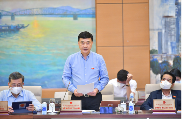 Chủ nhiệm Ủy ban Kinh tế Vũ Hồng Thanh trình bày Báo cáo thẩm tra