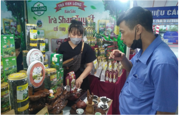 Người tiêu dùng tham quan, mua sắm các sản phẩm làng nghề truyền thống được giới thiệu tại chương trình.