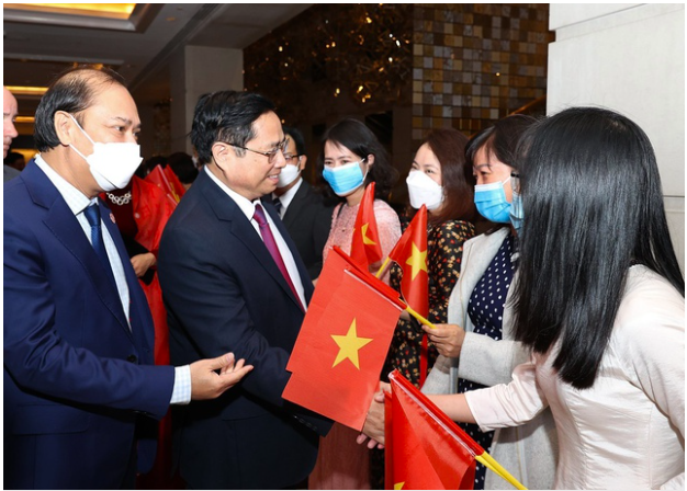 Cán bộ, nhân viên Đại sứ quán Việt Nam tại Washington D.C. chào đón Thủ tướng Phạm Minh Chính .Ảnh: VGP