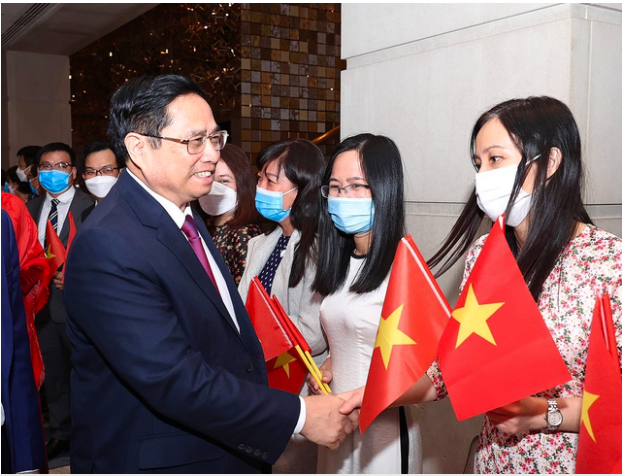 Cán bộ, nhân viên Đại sứ quán Việt Nam tại Washington D.C. chào đón Thủ tướng Phạm Minh Chính - Ảnh: VGP/Nhật Bắc