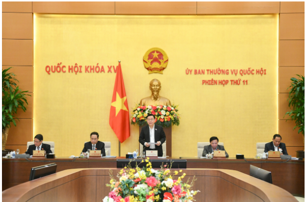 Chủ tịch Quốc hội Vương Đình Huệ chủ trì phiên họp, cùng các Phó chủ tịch Quốc hội thay phiên điều hành nội dung phiên họp.