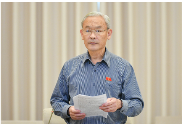 Chủ nhiệm Ủy ban Tài chính – Ngân sách Nguyễn Phú Cường trình bày báo cáo tại phiên họp