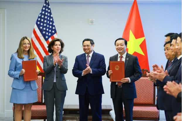 Thủ tướng Phạm Minh Chính cùng Bộ trưởng Thương mại Hoa Kỳ và thành viên đoàn chứng kiến Bộ trưởng Bộ Tài nguyên và Môi trường và đại diện Tập đoàn Citigroup lên trao thỏa thuận hợp tác về ESG. - Ảnh: VGP/Nhật Bắc
