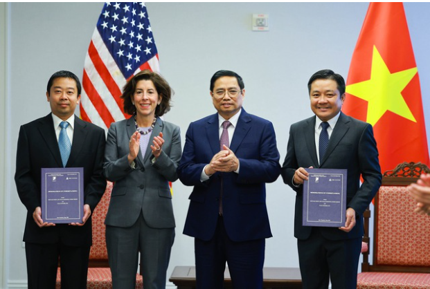 Tập đoàn Bưu chính Viễn thông Việt Nam (VNPT) và đại diện Tập đoàn Casa System (Hoa Kỳ) trao thỏa thuận về hợp tác đầu tư trong lĩnh vực mạng 5G - Ảnh: VGP/Nhật Bắc