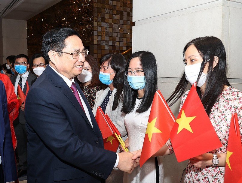 Nhân viên Đại sứ quán Việt Nam tại Mỹ chào mừng Thủ tướng Phạm Minh Chính ở thủ đô Washington ngày 11/5. Ảnh: VGP