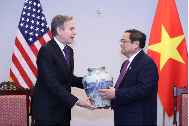 Thủ tướng Phạm Minh Chính tặng Ngoại trưởng Blinken chiếc bình gốm men lam, sản phẩm truyền thống của Việt Nam. Ảnh: Nhật Bắc
