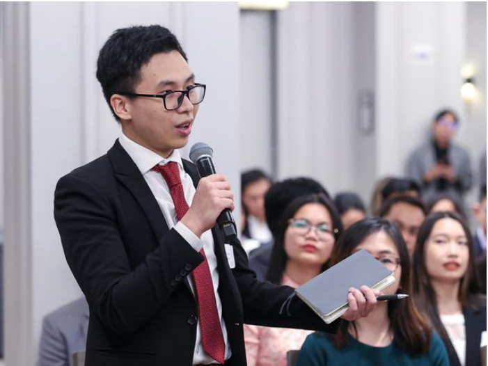 Nhiều thanh niên, sinh viên Việt Nam tại New York đặt những câu hỏi liên quan đến định hướng phát triển của đất nước. Ảnh: VGP