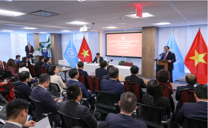 Thủ tướng Phạm Minh Chính và đoàn công tác cùng với các cán bộ, nhân viên của các cơ quan đại diện Việt Nam tại New York . Ảnh VGP