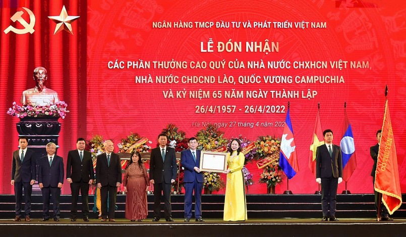1. Phó Chủ tịch nước CHXHCN Việt Nam Võ Thị Ánh Xuân trao Quyết định tặng thưởng Huân chương Lao động hạng Ba cho đại diện Lãnh đạo BIDV