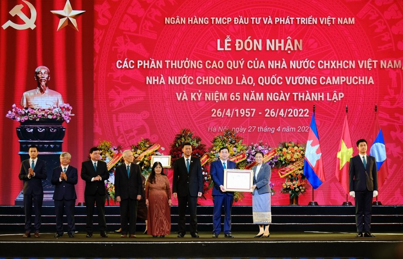 2. Phó Chủ tịch nước CHDCND Lào Pany Yathotou trao Quyết định tặng thưởng Huân chương Phát triển hạng Nhì cho đại diện Lãnh đạo BIDV