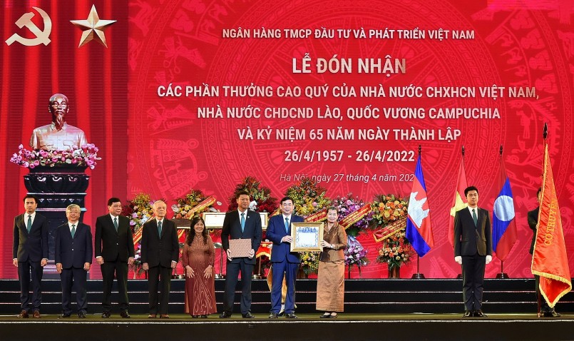 3. Phó Thủ tướng Chính phủ Hoàng gia Campuchia Men Sam An trao Quyết định tặng thưởng Huân chương Sahametrei hạng Moha Sena cho đại diện Lãnh đạo BIDV