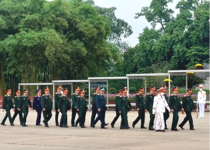 Đoàn đại biểu Bộ Quốc phòng vào Lăng viếng Chủ tịch Hồ Chí Minh. Ảnh: VGP