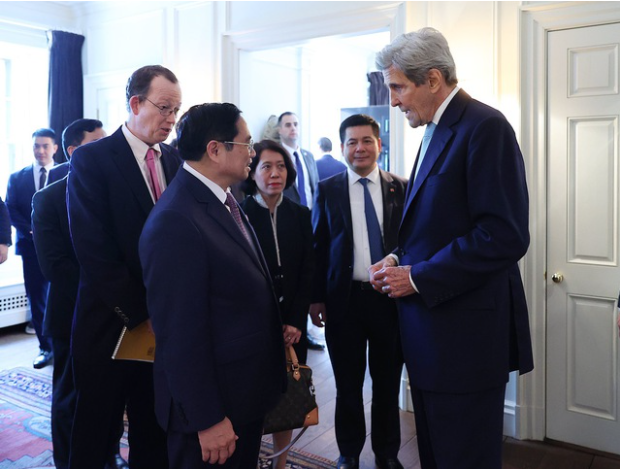 Thủ tướng Phạm Minh Chính trao đổi với Đặc phái viên của Tổng thống Hoa Kỳ về khí hậu John Kerry - Ảnh: VGP