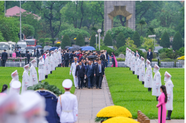 Các đồng chí Lãnh đạo Đảng, Nhà nước, Chính phủ, Quốc hội, Mặt trận Tổ quốc Việt Nam và các đại biểu Quốc hội tới đặt vòng hoa và vào Lăng viếng Chủ tịch Hồ Chí Minh