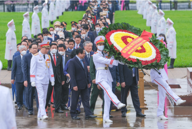 Lãnh đạo Đảng, Nhà nước và các đại biểu Quốc hội vào lăng viếng Chủ tịch Hồ Chí Minh trước khai mạc Kỳ họp thứ 3