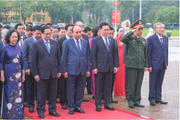 Lãnh đạo Đảng, Nhà nước và các đại biểu Quốc hội vào lăng viếng Chủ tịch Hồ Chí Minh trước khai mạc Kỳ họp thứ 3