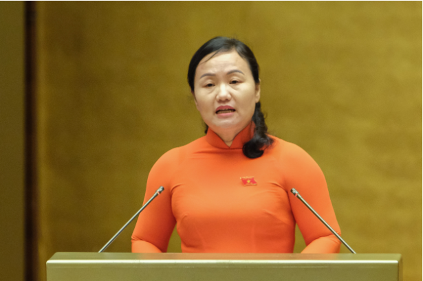 Phó Chủ nhiệm Ủy ban Tài chính, Ngân sách Phạm Thúy Chinh trình bày báo cáo thẩm tra