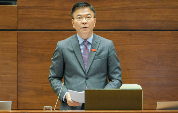 Bộ trưởng Bộ Tư pháp Lê Thành Long giải trình một số ý kiến của các đại biểu Quốc hội.