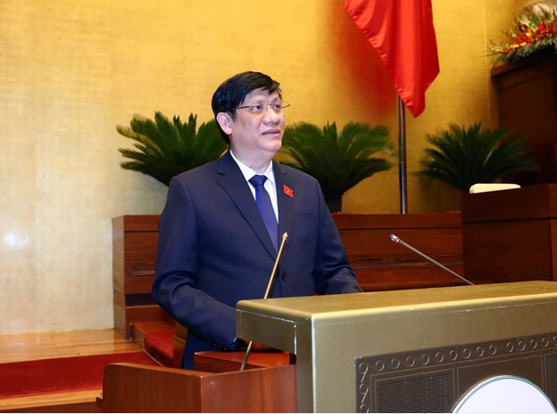Bộ trưởng Bộ Y tế Nguyễn Thanh Long thừa ủy quyền Thủ tướng Chính phủ trình bày tóm tắt Tờ trình Dự án Luật Khám bệnh, chữa bệnh.