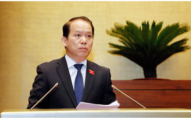 Chủ nhiệm Ủy ban Pháp luật Hoàng Thanh Tùng trình bày báo cáo
