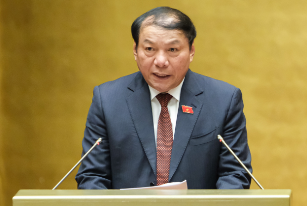 Bộ trưởng Bộ Văn hoá, Thể thao và Du lịch Nguyễn Văn Hùng trình bày Tờ trình dự án Luật Phòng, chống bạo lực gia đình (sửa đổi)