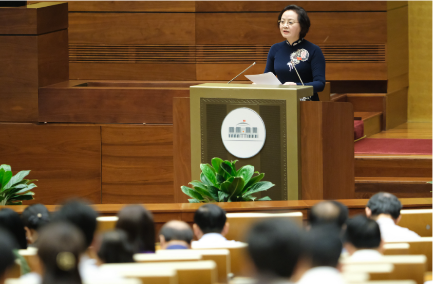 Bộ trưởng Bộ Nội vụ Phạm Thị Thanh Trà trình bày Tờ trình của Chính phủ