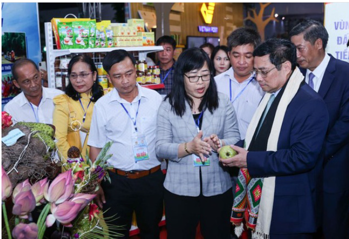 Thủ tướng Phạm Minh Chính thăm một số gian hàng trưng bày trong Festival trái cây và sản phẩm OCOP Việt Nam năm 2022