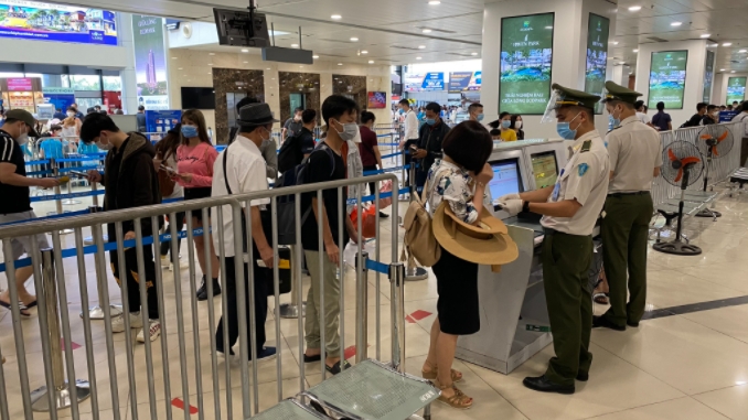 Tiếp tục cho phép nhập cảnh vào sân bay Nội Bài và Tân Sơn Nhất