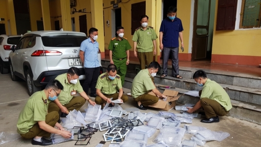 Lạng Sơn: Tiêu hủy hàng trăm điện thoại di động và màn hình máy tính bảng nhập lậu