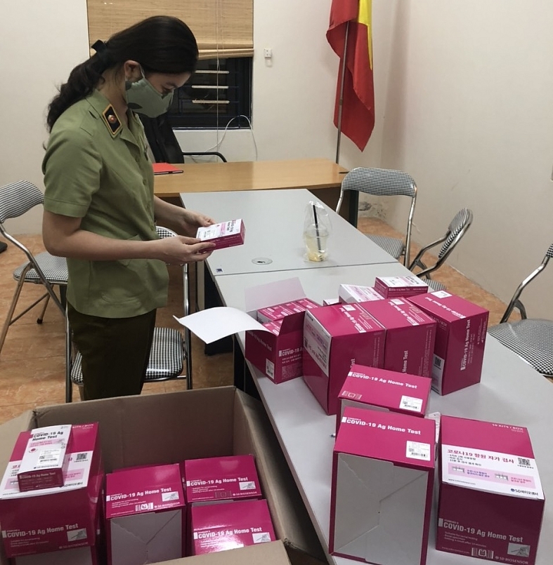 Hà Nội: Tiếp tục tạm giữ 400 hộp dụng cụ xét nghiệm Covid-19