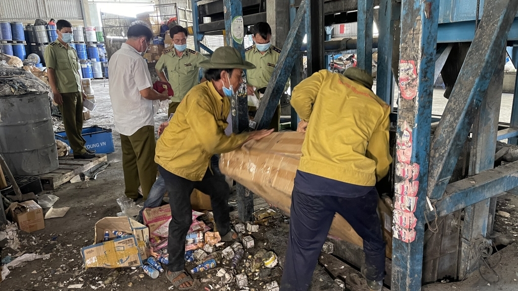 Vĩnh Long: Tiêu hủy trên 20.000 sản phẩm bị tịch thu do vi phạm hành chính