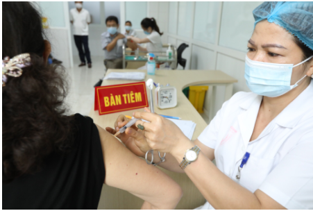 Kỹ thuật viên tiêm thử nghiệm vaccine Nano Covax cho tình nguyện viên - Ảnh: VGP/Đình Nam