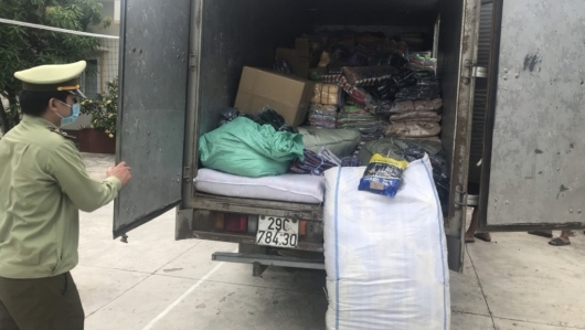 Nghệ An: Xử phạt xe hàng vận chuyển 2.400 đôi tất không có hóa đơn chứng từ