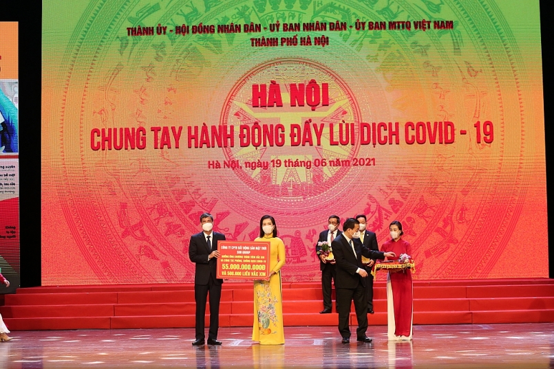 Tập đoàn Sun Group trao tặng Quỹ Vắc xin Hà Nội 55 tỷ đồng