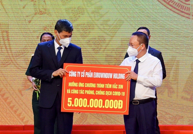 Ông Nguyễn Cảnh Hồng, Phó Chủ tịch HĐQT Công ty CP Eurowindow trao 5 tỷ đồng vào Quỹ Vaccine của Thành phố Hà Nội