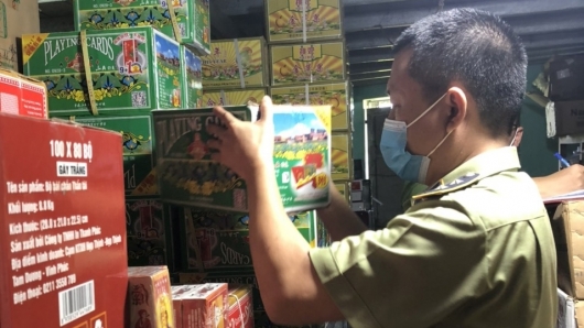 Tuyên Quang: Tịch thu hơn 5.000 bộ tú lơ khơ tại một cửa hàng tạp hóa