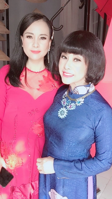 Hoa Nguyễn (áo hồng) chụp hình lưu niệm cùng NSUT Hồng Liên (áo xanh) tại một diễn đàn Bolero