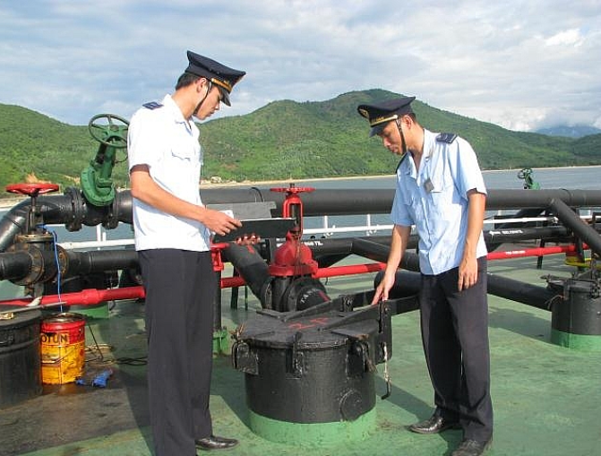 Lực lượng Hải quan Quảng Ngãi kiểm tra xăng, dầu nhập khẩu.