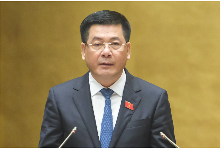 Bộ trưởng Bộ Công Thương Nguyễn Hồng Diên trình bày tờ trình