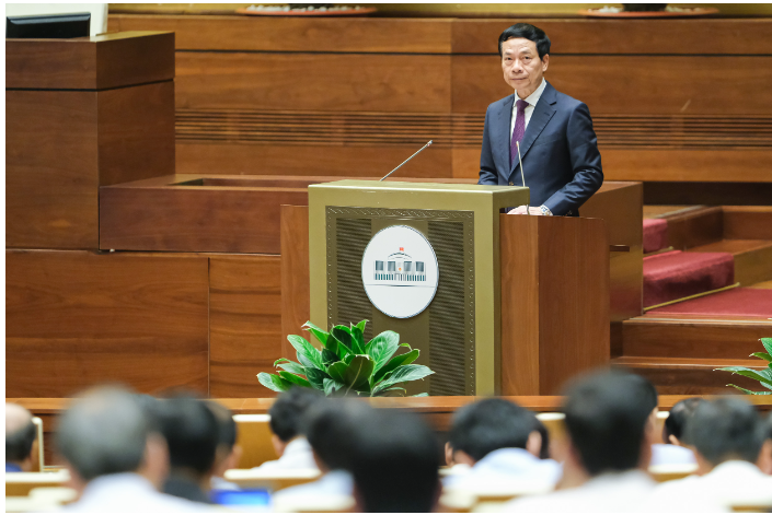 Bộ trưởng Bộ Thông tin và Truyền thông Nguyễn Mạnh Hùng trình bày Tờ trình về dự án Luật sửa đổi bổ sung một số điều của Luật Tần số vô tuyến điện. 